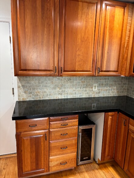 Building Photo - 242 N San Pedro Rd