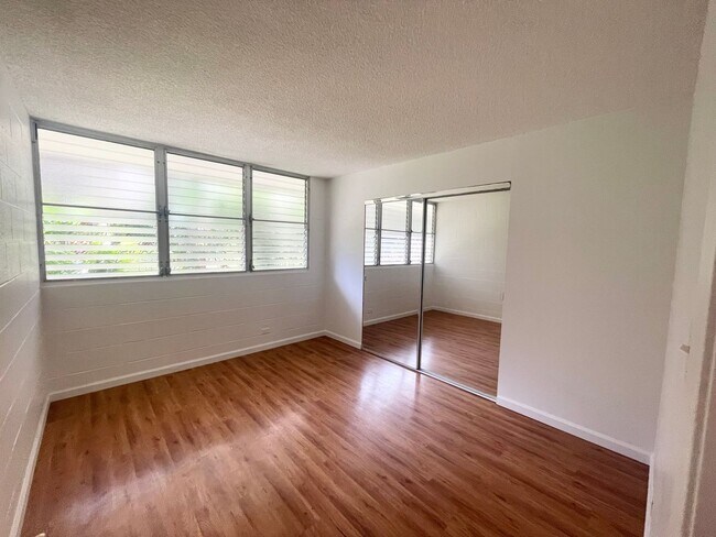 Building Photo - Ground Floor Unit in Likini West Available...