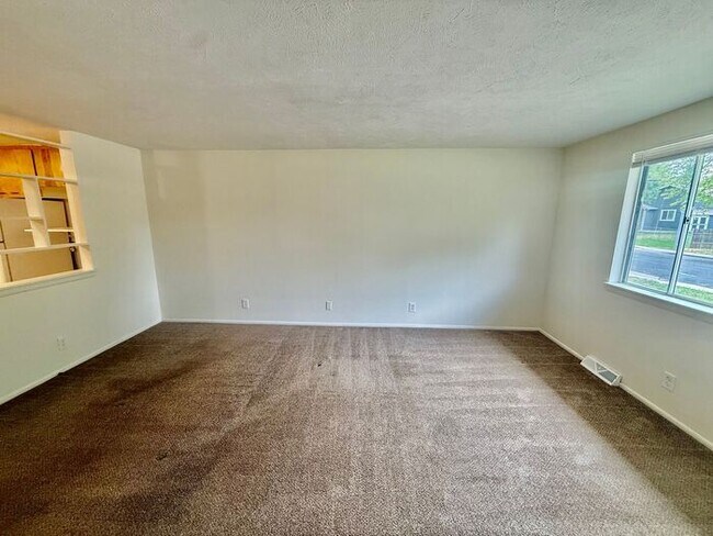 Building Photo - Cozy 2 Bed/1 Bath Duplex Near Lake Loveland!