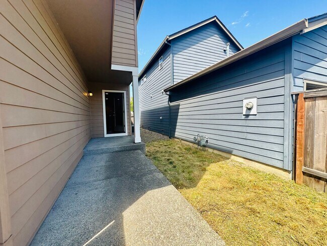 Building Photo - 3968 SE Lone Oak St