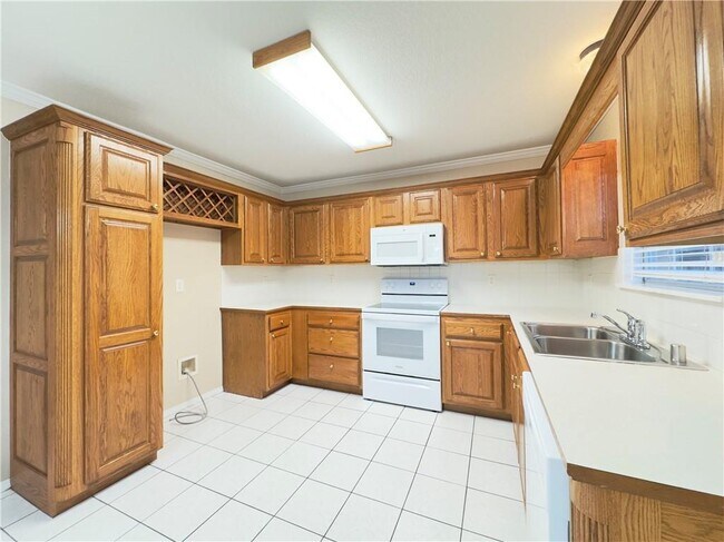 Building Photo - 4901 Roxbury Way