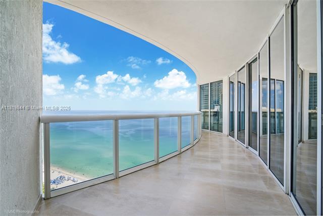Primary Photo - 17201 Collins Ave