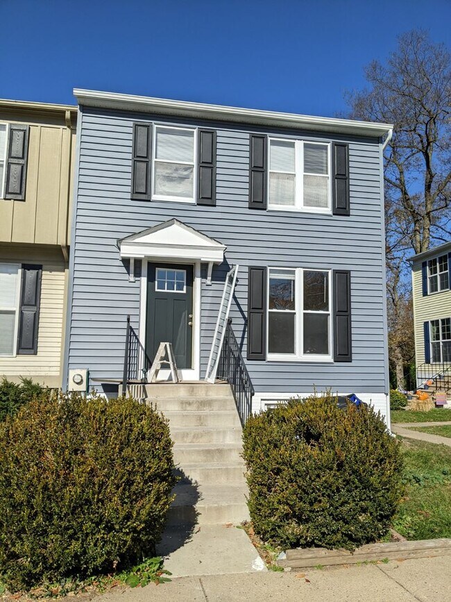 Building Photo - Renovated townhouse in established Frederick neighborhood ready now!