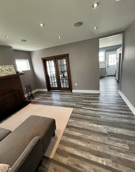 New Vinyl Flooring - 1115 Margray St