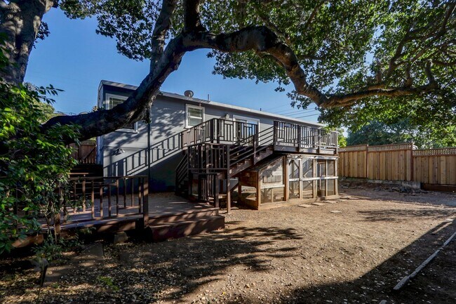 Building Photo - 320 La Casa Ave