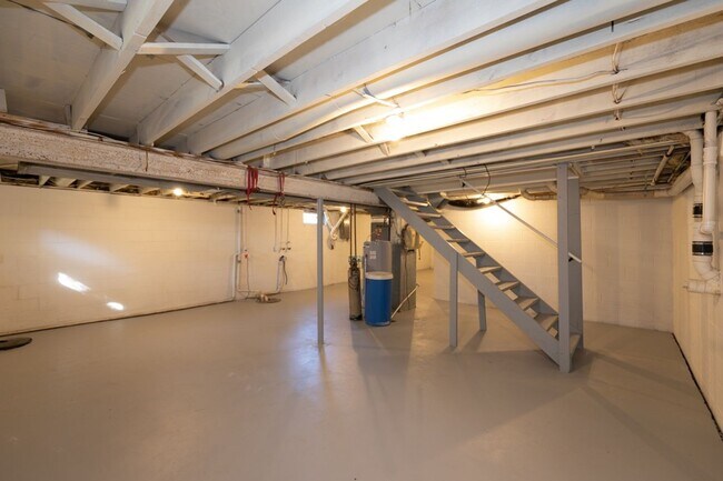 Building Photo - 4 bed 2.5 bath 2 story home with full deck located in Decatur Township