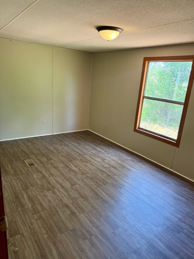 Building Photo - 6037 Friendship Rd