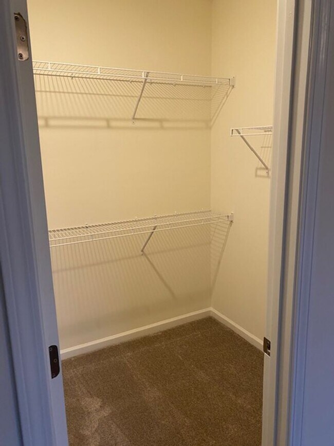 Building Photo - Fantastic 3BR/2.5BA Townhome located in Th...