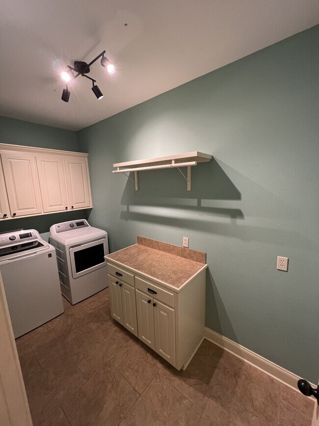 Building Photo - 7335 Oak View Dr.