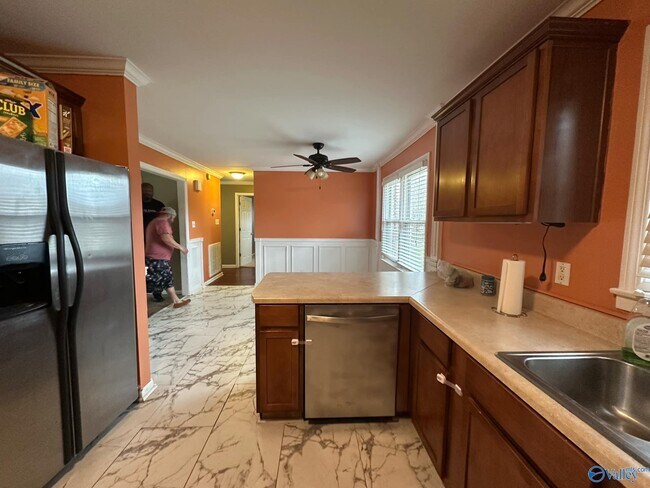 Building Photo - 2209 Viscount Dr NW