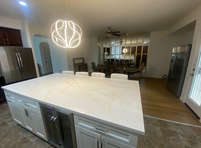 Building Photo - Elegant 5-Bedroom, 3.5-Bathroom Home –1st ...