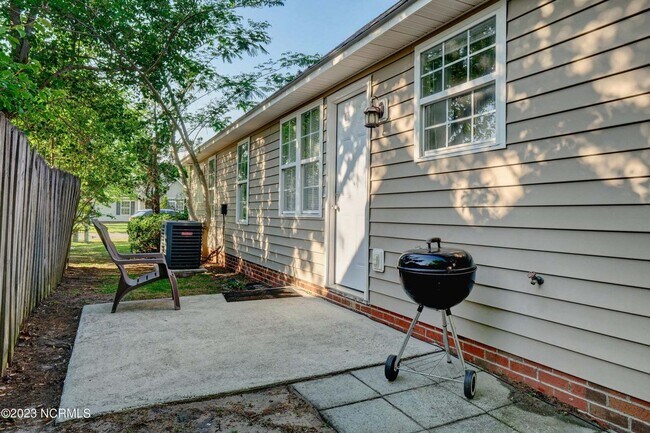 Building Photo - *** Promotion -- Sign lease by January 1 and receive $1000 off first months rent!!    3 Bedroom H...