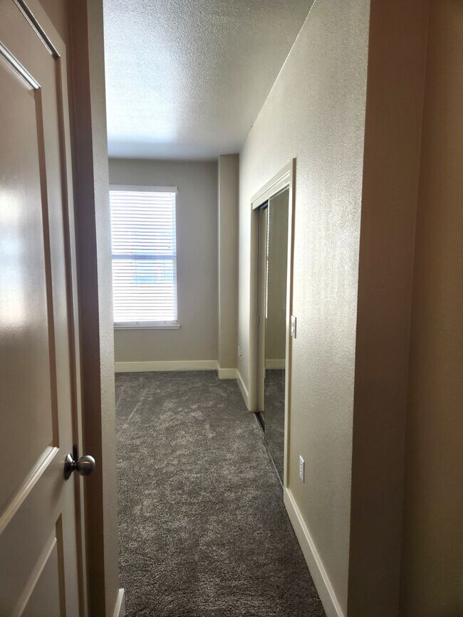 Building Photo - Bright & Sunny City Center townhouse style condo Great location, Nice 2 bedroom 2.5 bathroom