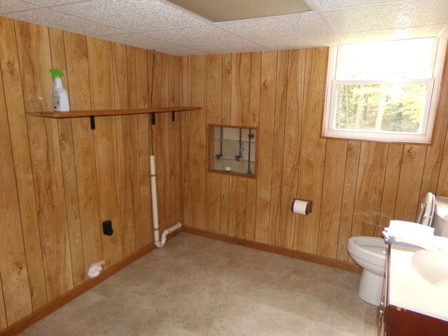 Building Photo - Country Living in Town