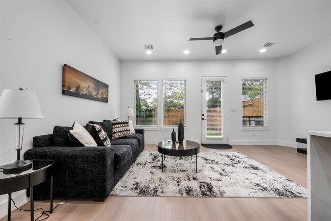 Building Photo - 6815 Paris St