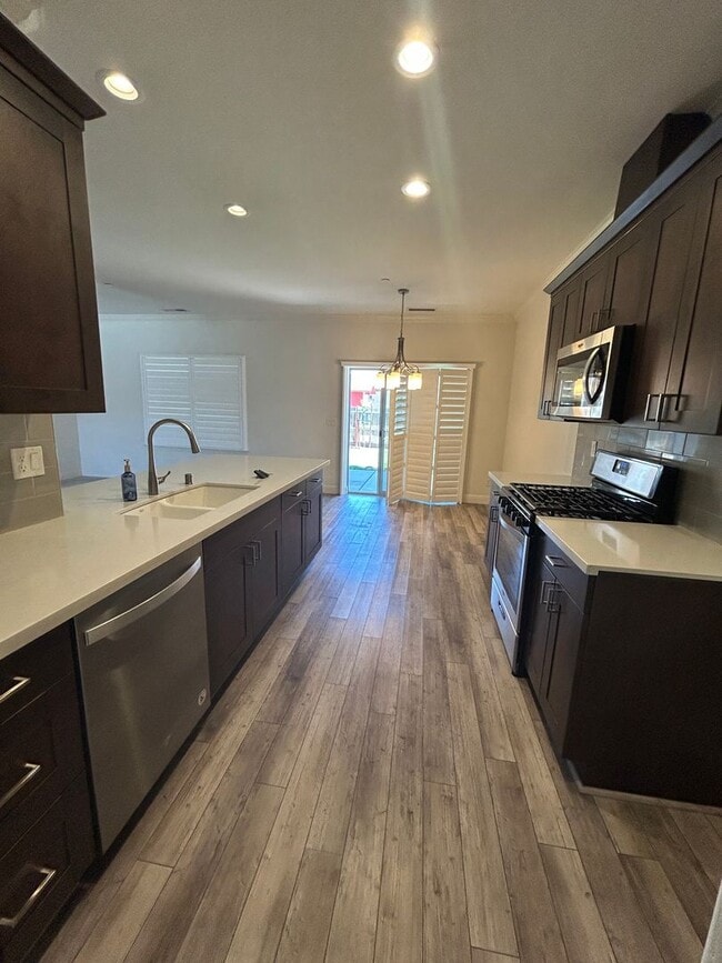 Building Photo - Don't miss out newer 4 bedroom 2 bath in K...
