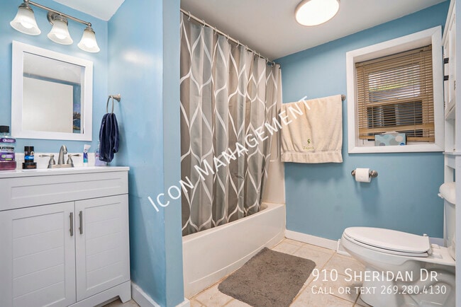 Building Photo - 910 Sheridan Dr