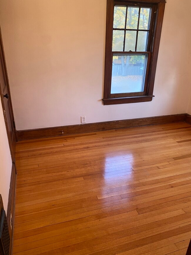 2nd Room - 32 Grand Blvd