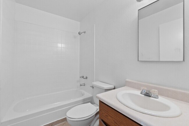 Building Photo - Charming 2-Bedroom Unit!