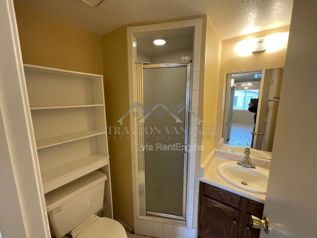 Building Photo - 405 E Bruce Ave