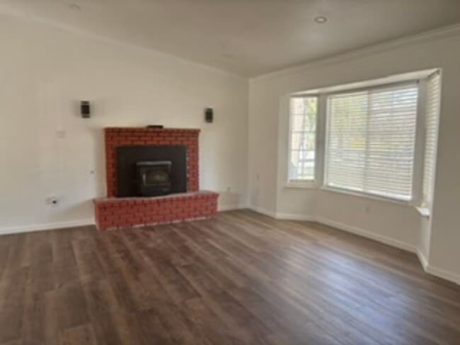 Building Photo - 633 Las Colinas St