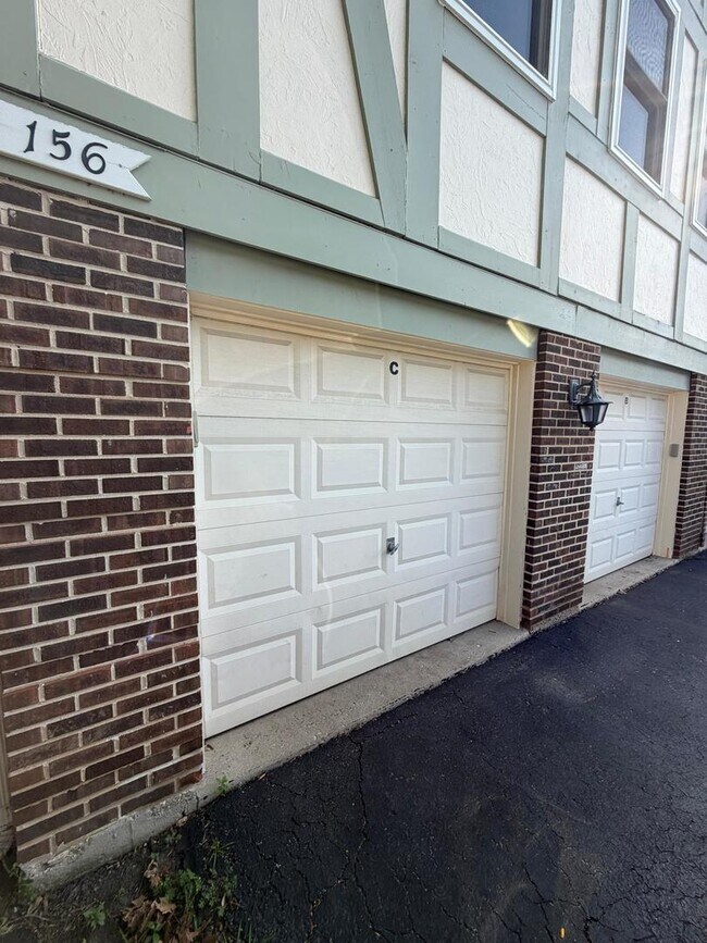 Building Photo - 156 W Golf Rd