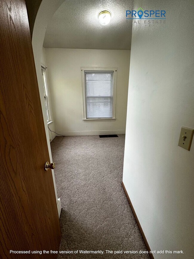 Building Photo - 402 5th Ave