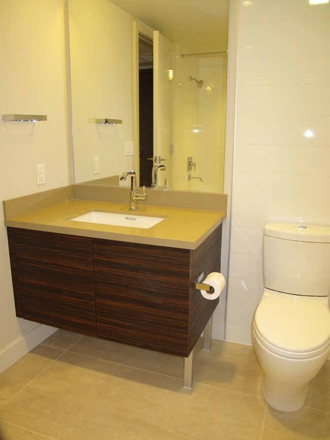 Building Photo - Exquisite 2 Bed/2 Bath Downtown Condo at I...