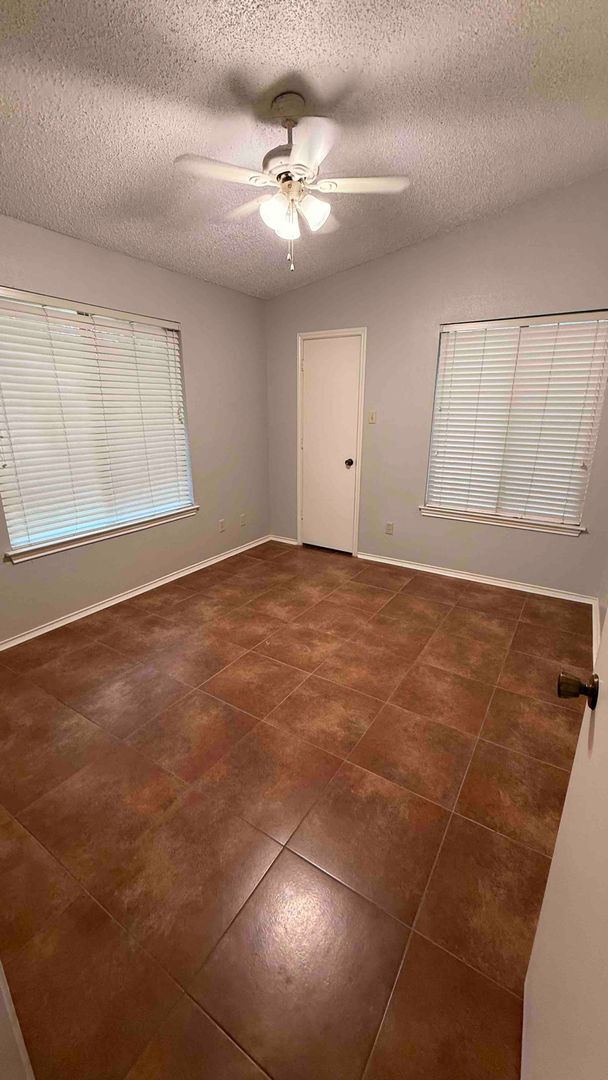 Building Photo - 3bed/2bath Townhouse with 2 car garage