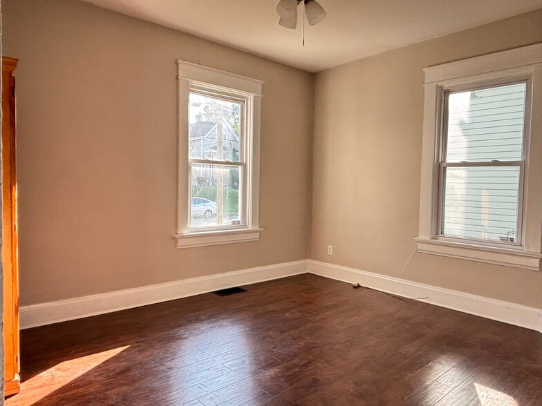 Bed #1 - 1836 Elm Ave