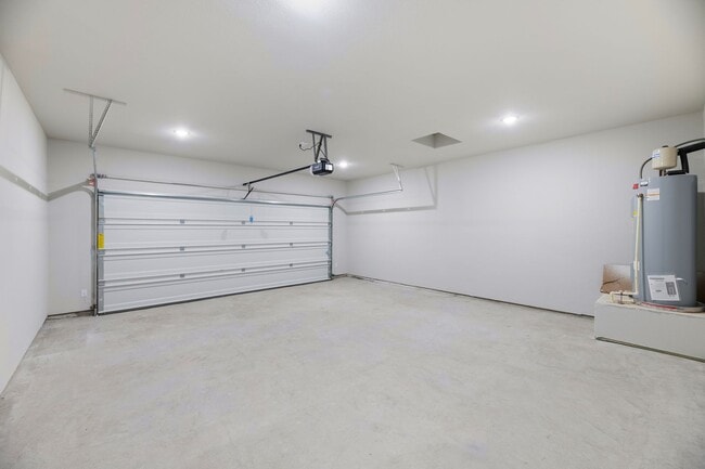 Building Photo - AVAILABLE NOW! 3 BEDROOM TRIPLEX LOCATED ON 1-ACRE LOT IN MIDLOTHIAN, TX!