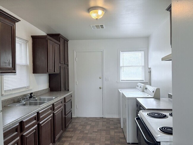 Building Photo - Two bedroom house in N. OKC