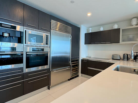 Building Photo - 17001 Collins Ave