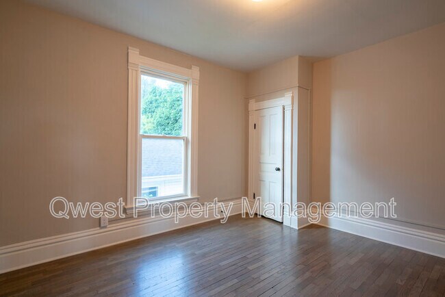 Building Photo - 806 Emerald Ave NE