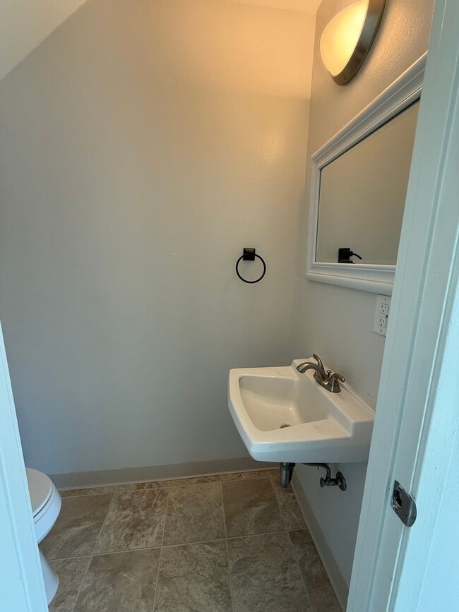 Building Photo - Quiet unit with new paint, new carpet, new windows and Air Conditioning!