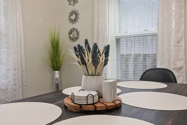 Building Photo - 366 N Hemlock Ave