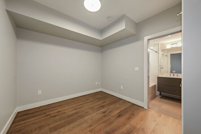 Building Photo - Professionally Managed // 2 bedroom 2 bathroom Modern Condo//  Adams Morgan// Parking Included!