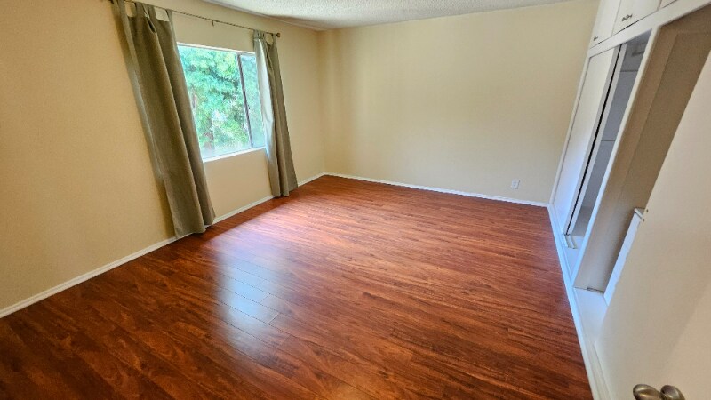 Building Photo - 638 N W Knoll Dr