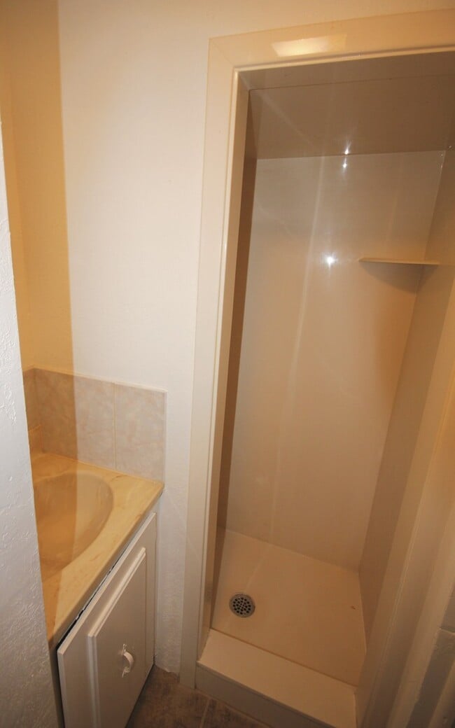 Building Photo - 2 Bedroom Apartment South of BYU Campus!