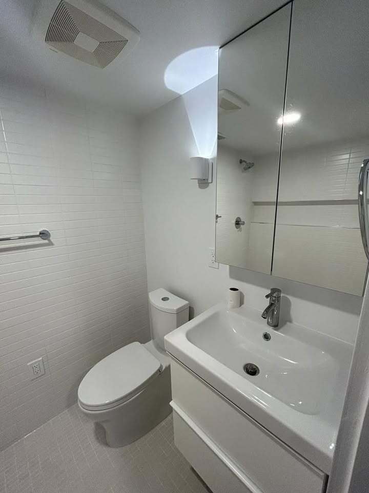 bathroom - 5517 41st St NW