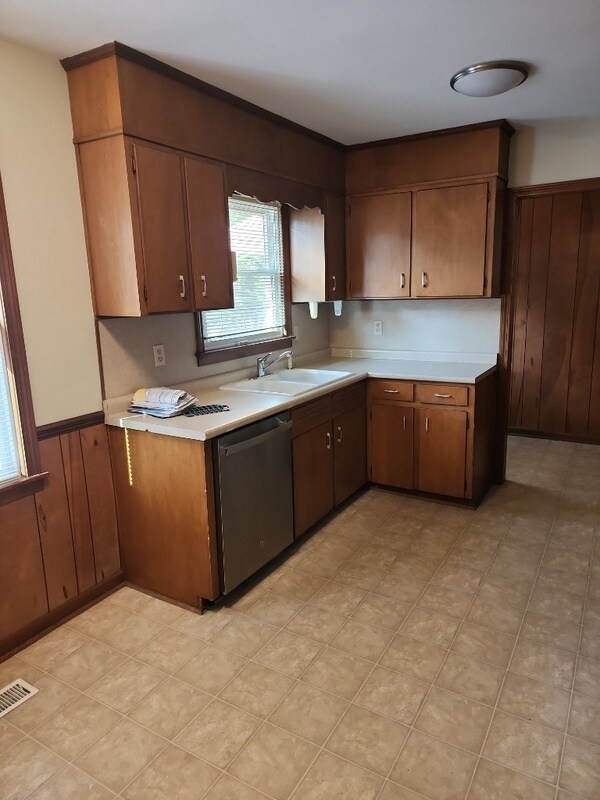 Building Photo - 204 Leach Cir
