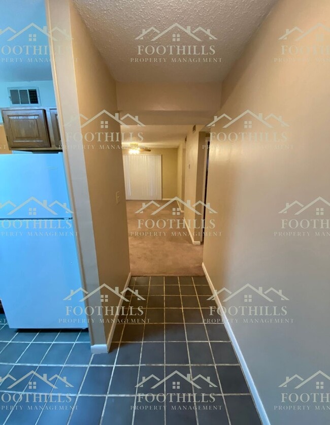 Building Photo - 2 bedroom, 2 bathroom condominium unit nea...