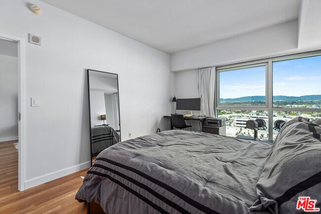 Building Photo - 13700 Marina Pointe Dr