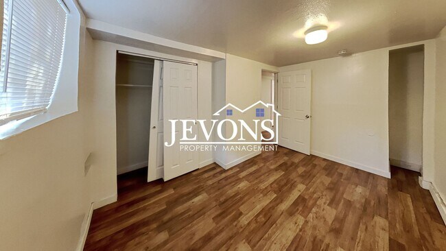 Building Photo - $300 Rent Credit - Inviting 2-bedroom 4-pl...