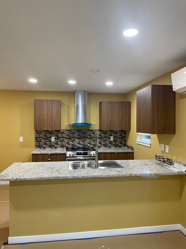 Building Photo - 5715 NE 74th Ct