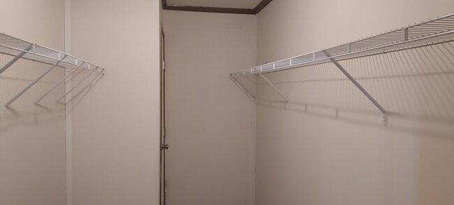 Building Photo - 9693 Edgeworth Dr
