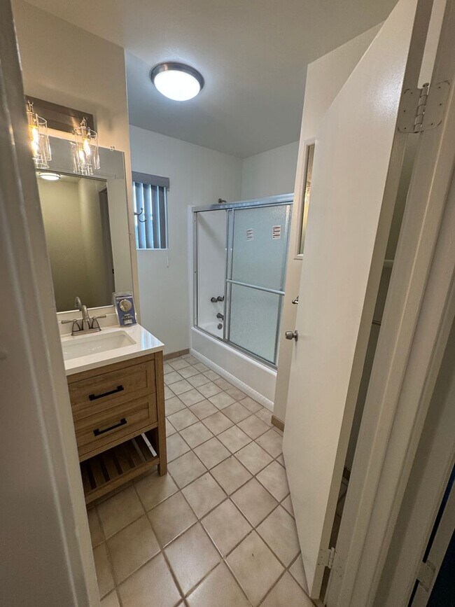 Building Photo - 5 Bedroom, 3.5 Bath, Beautiful 1,856 SQ FT...