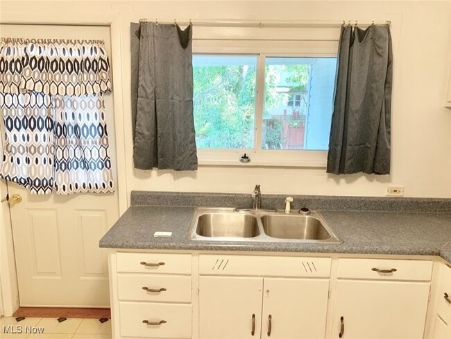 Building Photo - 218 Gates Ave