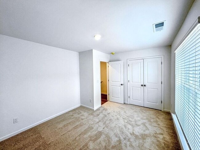 Building Photo - Beautiful 3-Bedroom Modern Mountain-View T...