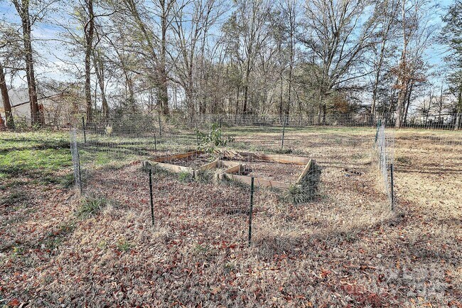 Building Photo - 409 Kickapoo Ave